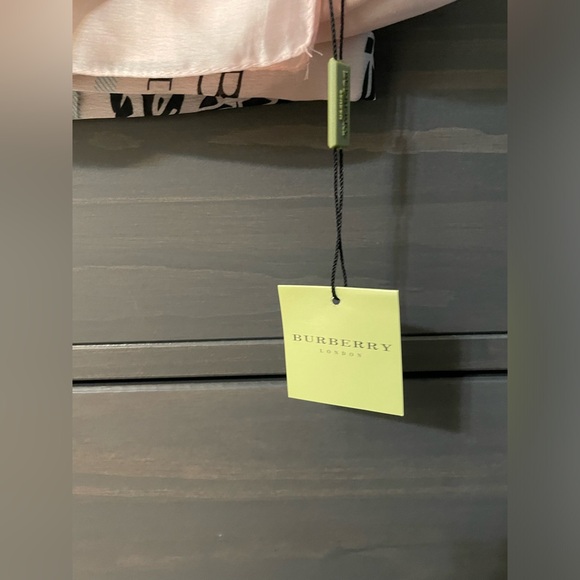 Lightweight Burberry Scarf - Picture 2 of 2